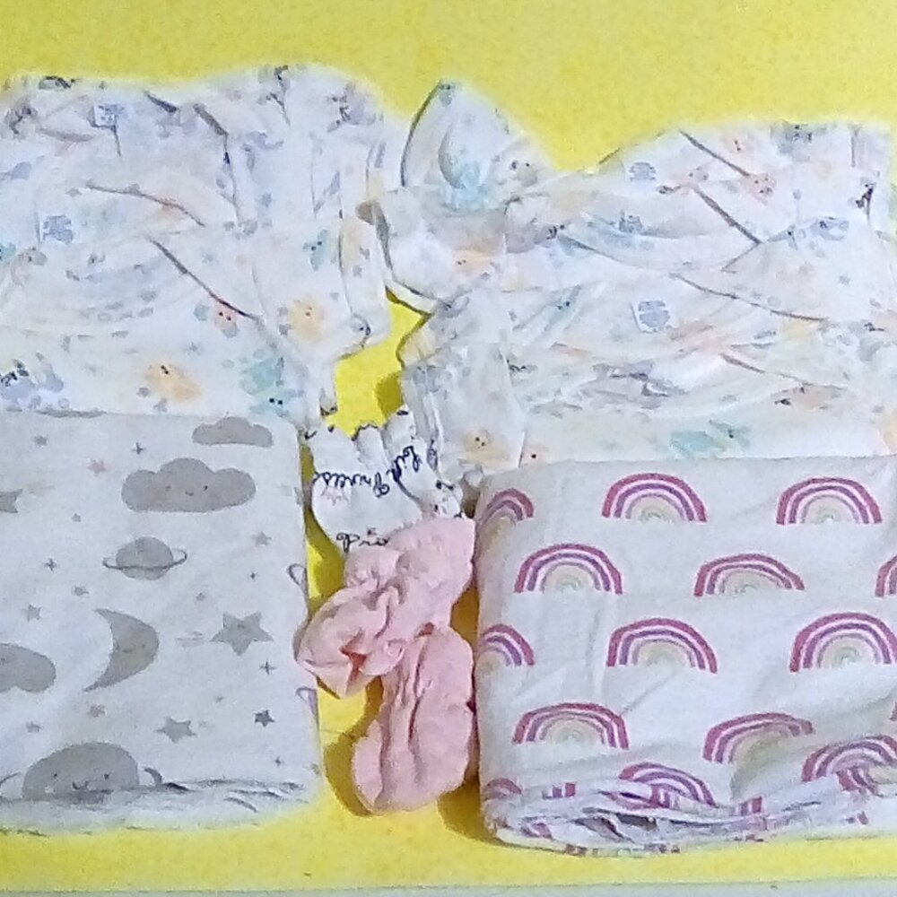 Baby bundle preemie onsies & Parents choice blankets